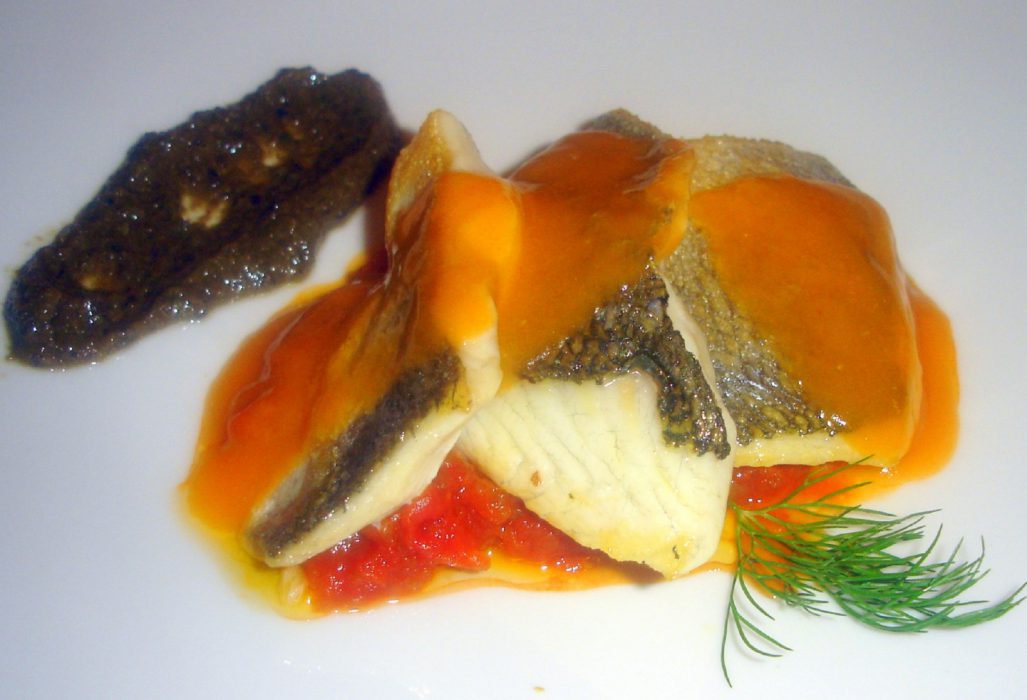 Lomos de dorada con salsa de tomate sobre verduras provenzales y paté de olivas negras