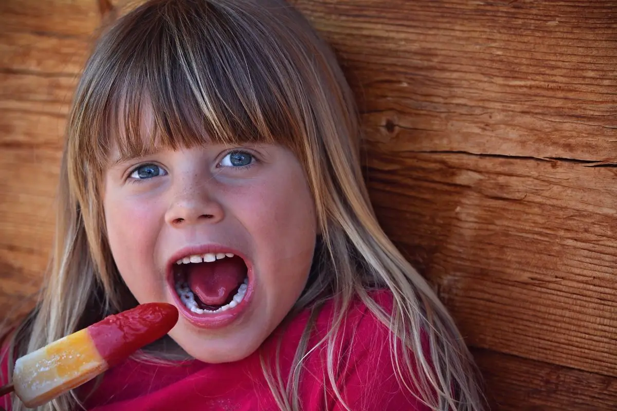 Niña comiendo un helado Niña comiendo un helado