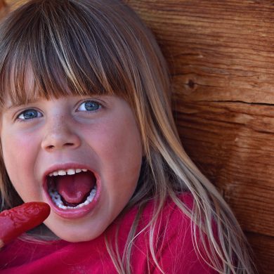 Niña comiendo un helado