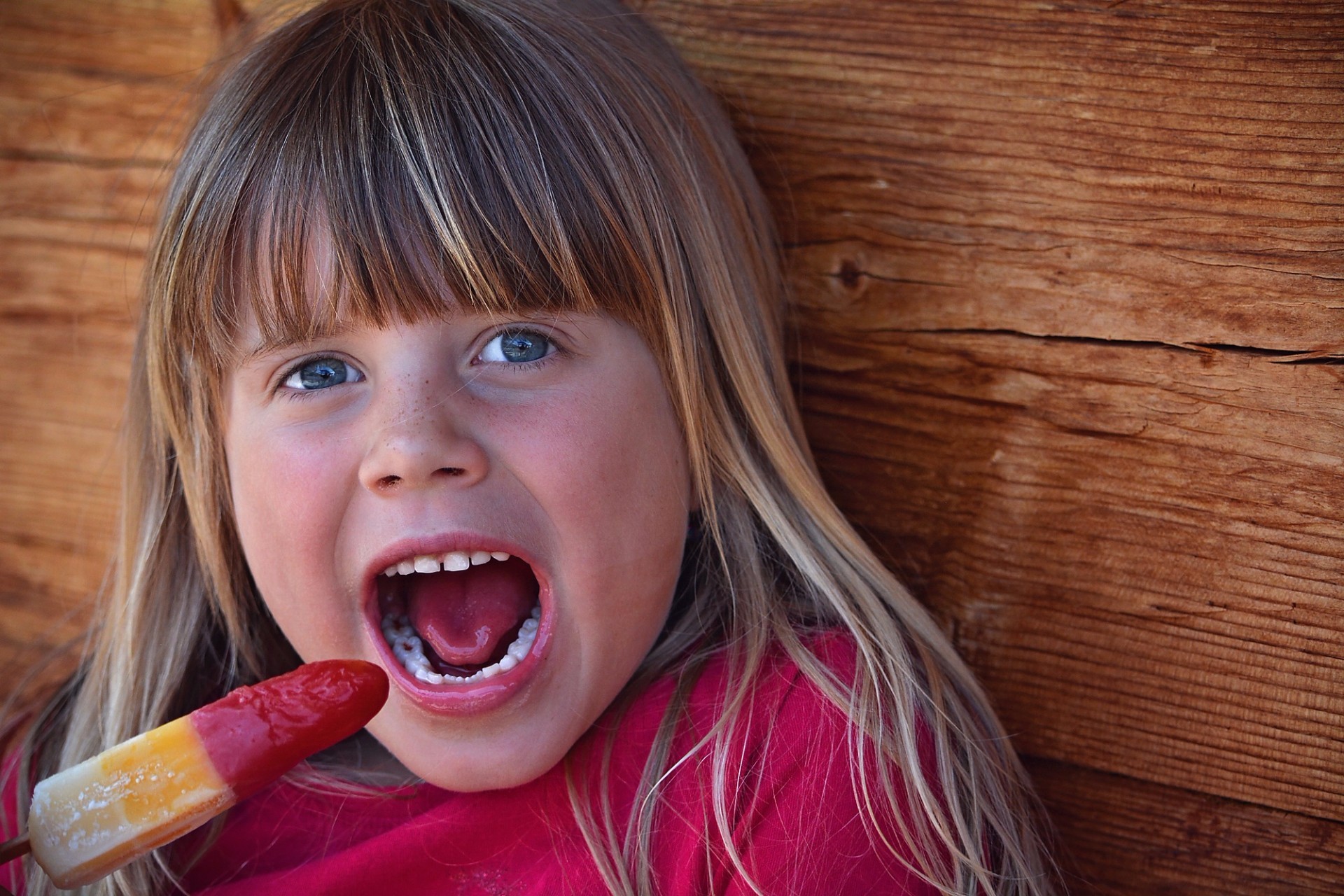 Niña comiendo un helado