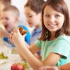 Niños comiendo en la escuela