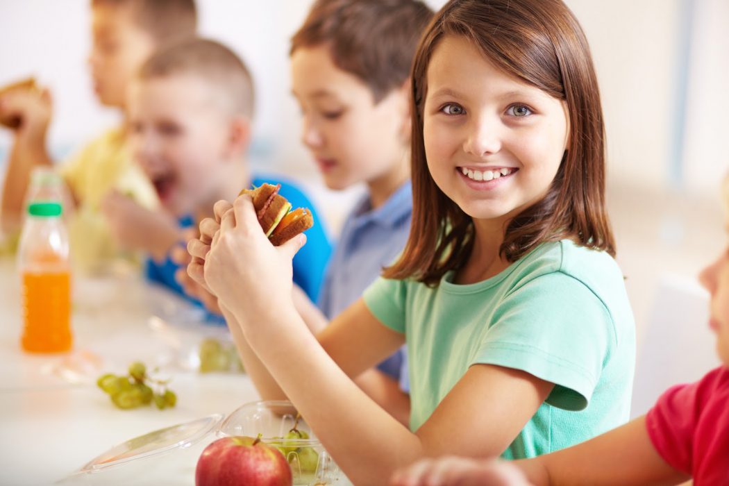 Niños comiendo en la escuela