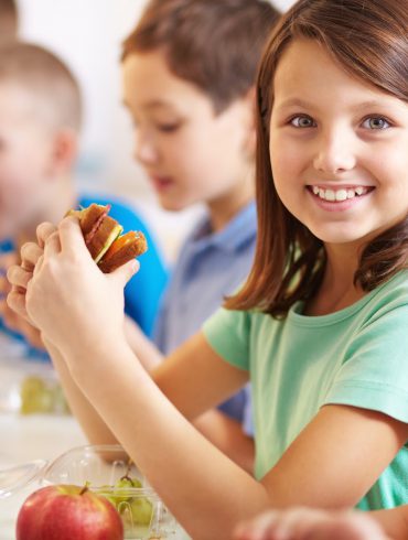 Niños comiendo en la escuela