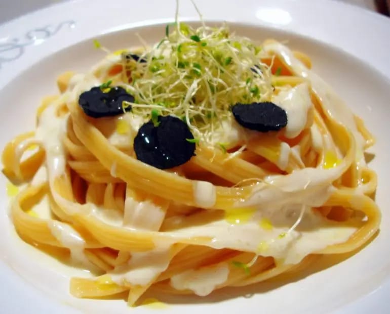 Tagliatelle al salmón con salsa thai