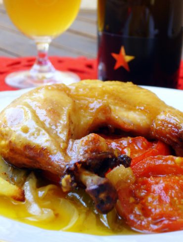 PPollo asado al horno sobre verduras de temporada