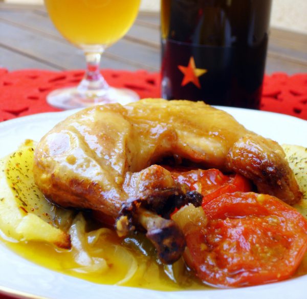 Pollo asado al horno sobre verduras de temporada