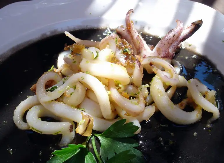 Tallarines de calamar en su salsa