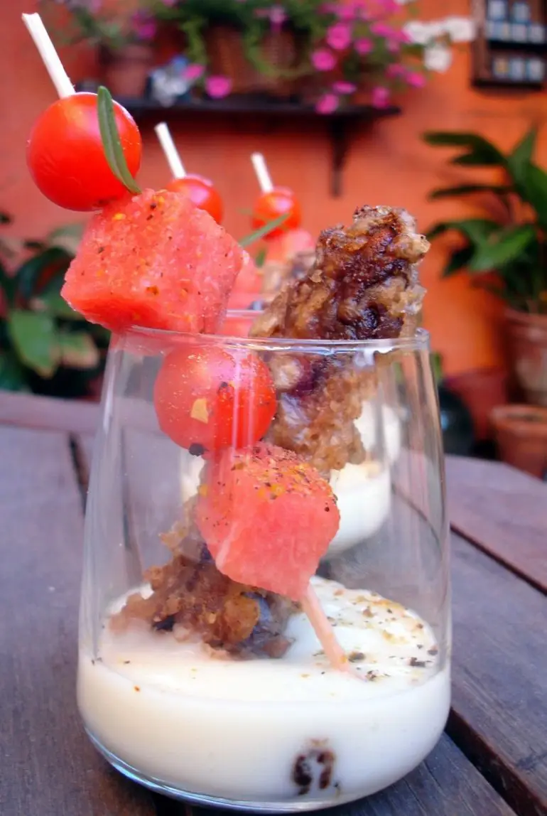 Tempura de pollo en salsa de queso