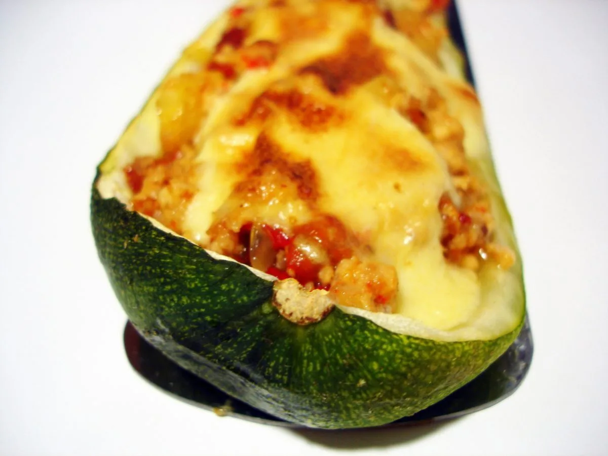 Calabacín relleno de carne gratinado con bechamel dorada y queso, recién salido del horno