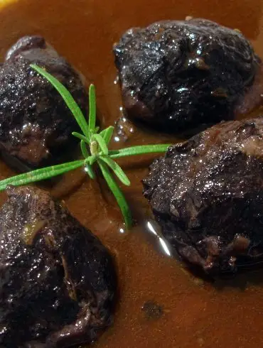 Caprichos de cerdo en reducción de vino tinto