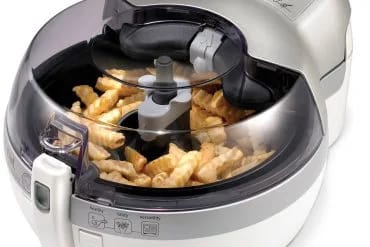 Patatas dorándose dentro de la ActiFry de Tefal, vistas a través de la tapa transparente