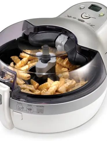 Patatas dorándose dentro de la ActiFry de Tefal, vistas a través de la tapa transparente