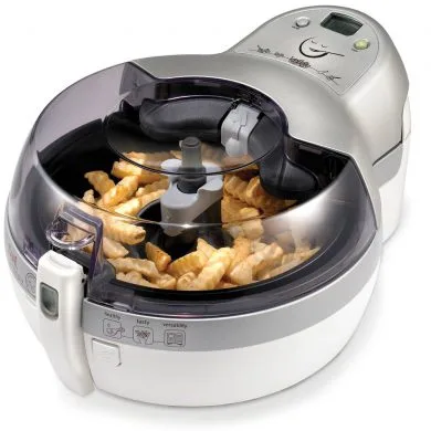 Patatas dorándose dentro de la ActiFry de Tefal, vistas a través de la tapa transparente