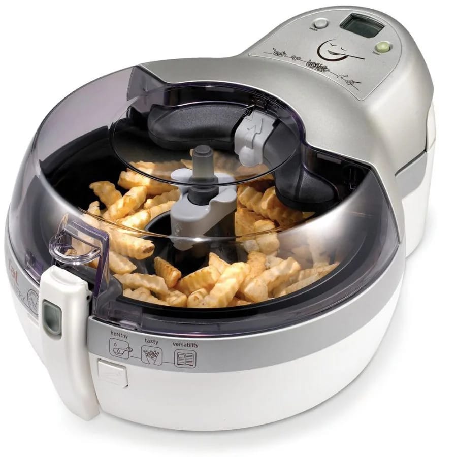 Patatas dorándose dentro de la ActiFry de Tefal, vistas a través de la tapa transparente