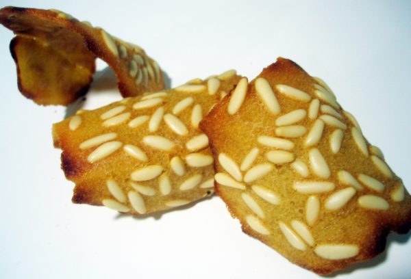 Tejas de piñones, receta tradicional