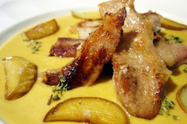 Secreto ibérico con crema de batatas y castañas con boletus,