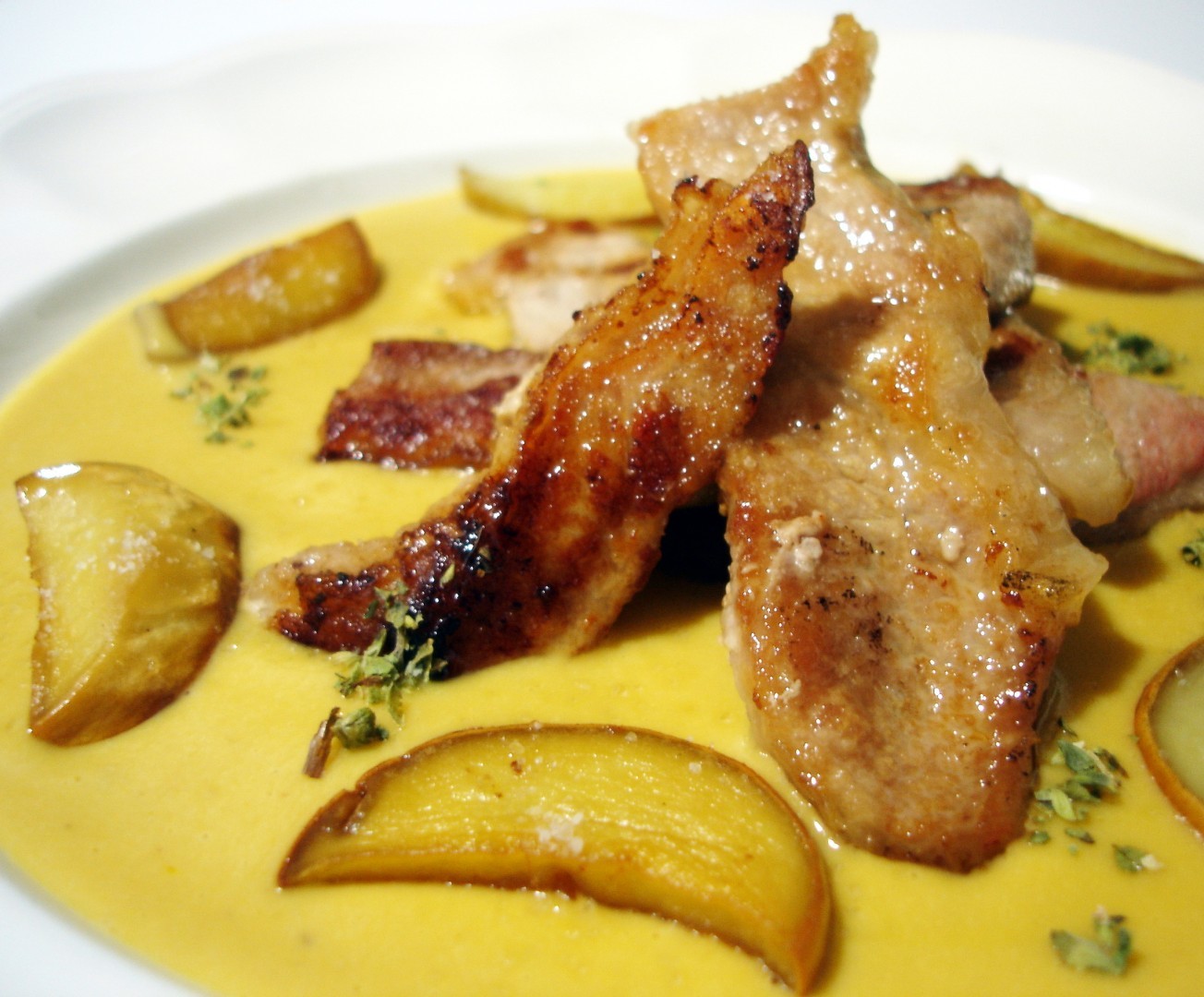 Secreto ibérico con crema de batatas y castañas con boletus,