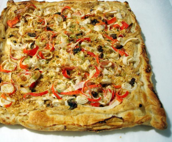 Pizza de hojaldre con crema de queso, surimi y anchoas