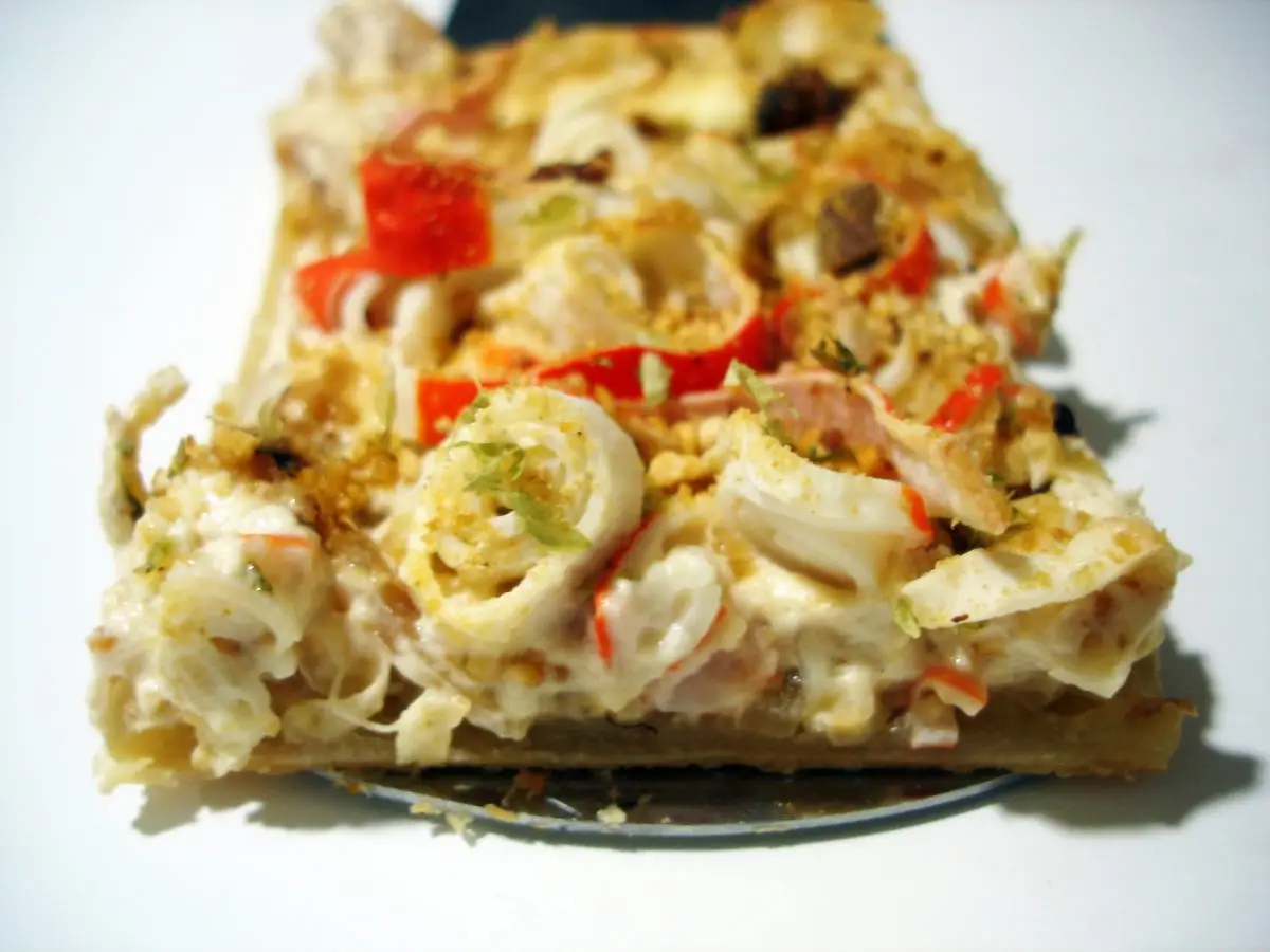 Pizza de surimi y anchoas con masa de hojaldre Pizza de hojaldre con crema de queso, surimi y anchoas