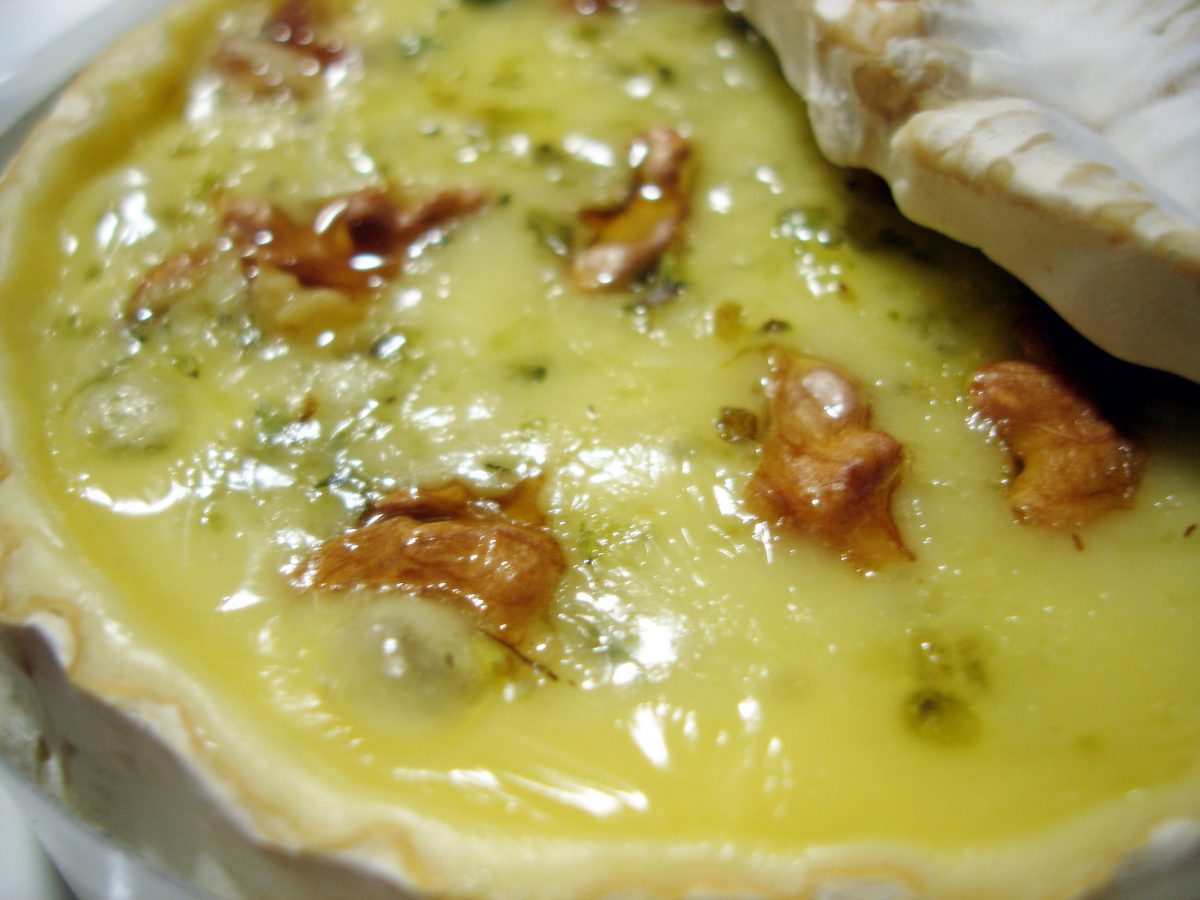 Queso Brie al horno con nueces