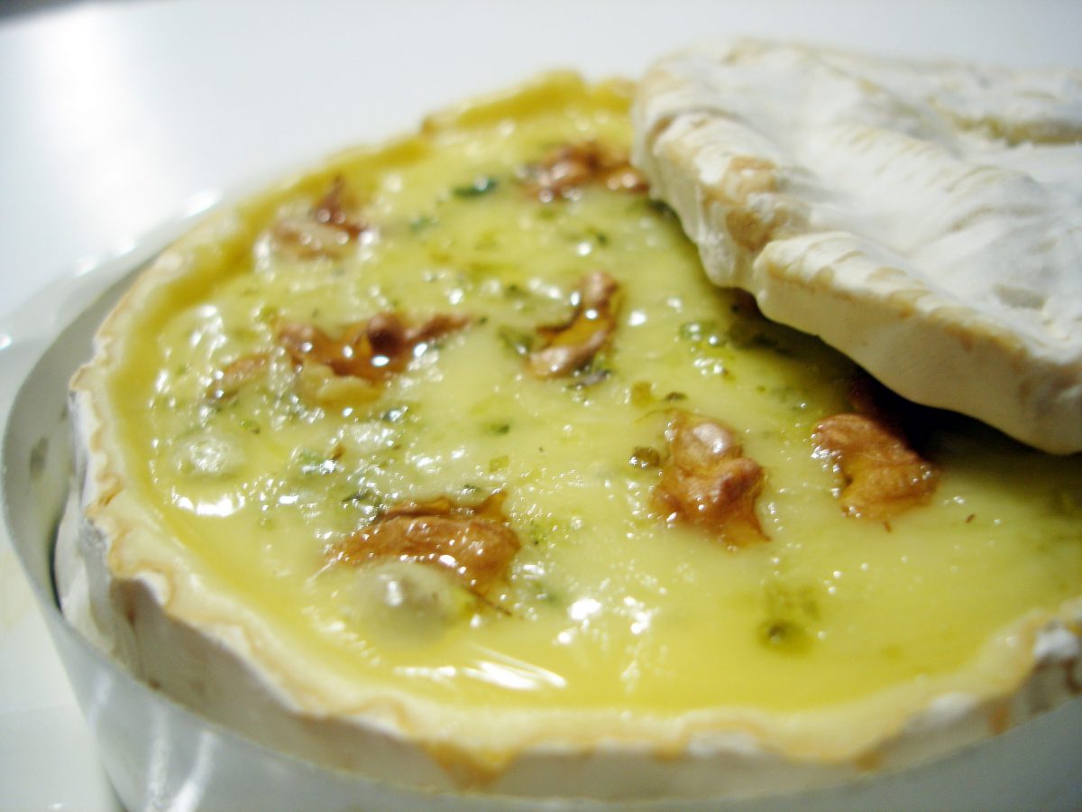 Queso Brie al horno con nueces