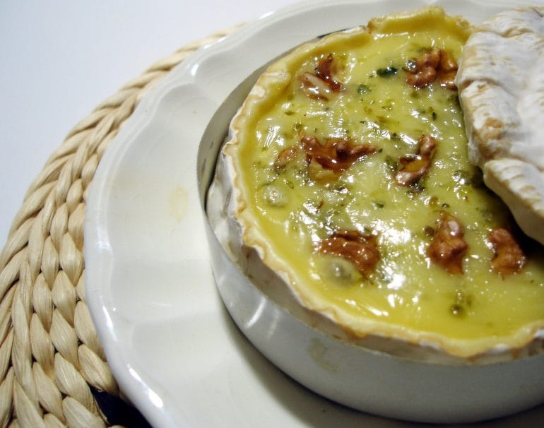 Queso brie al horno con nueces