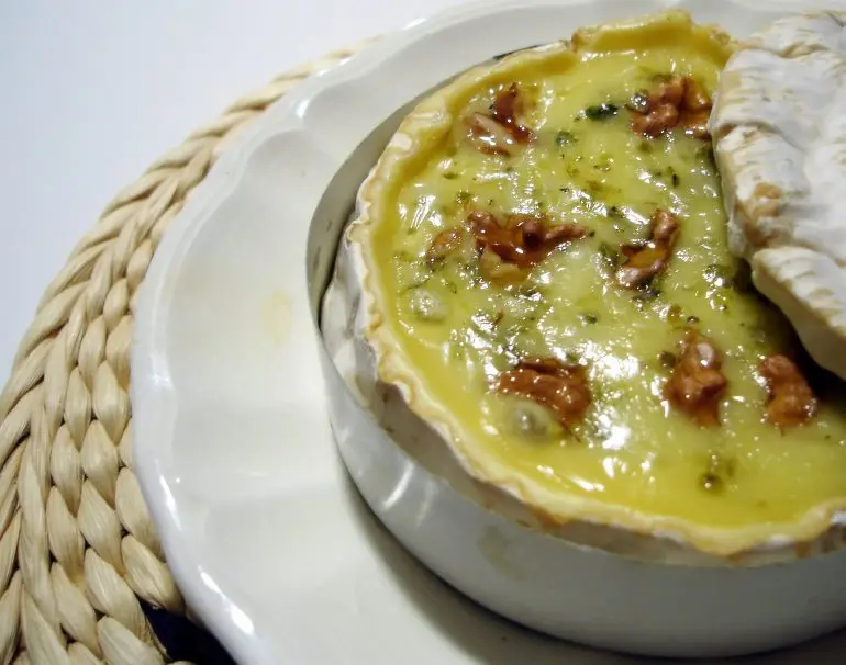 Queso brie al horno con nueces