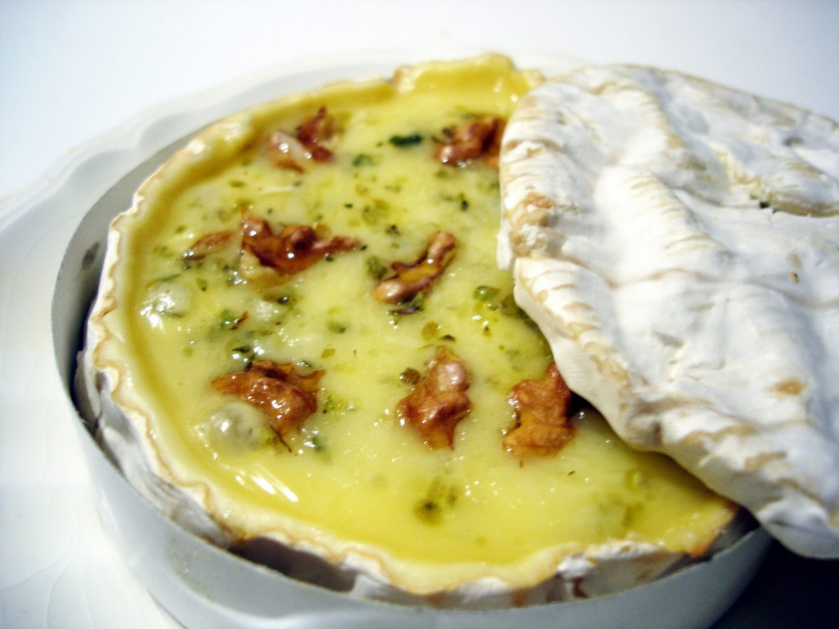 Queso Brie al horno con nueces