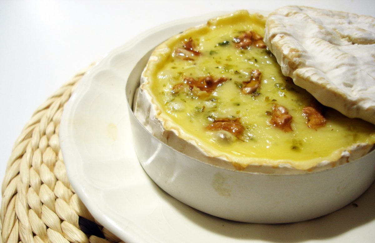 Queso Brie al horno con nueces