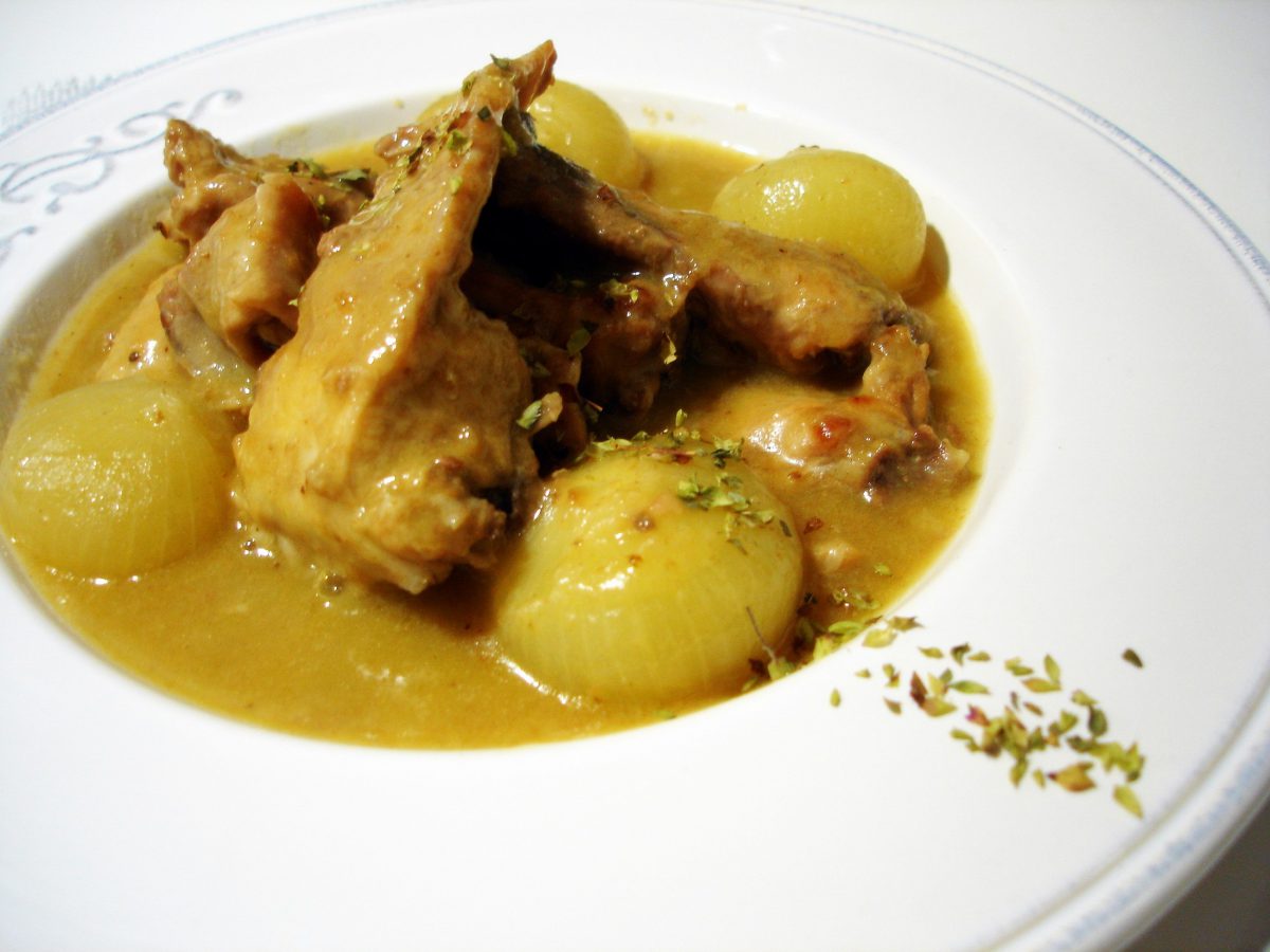 Receta de Conejo guisado con cebollitas francesas