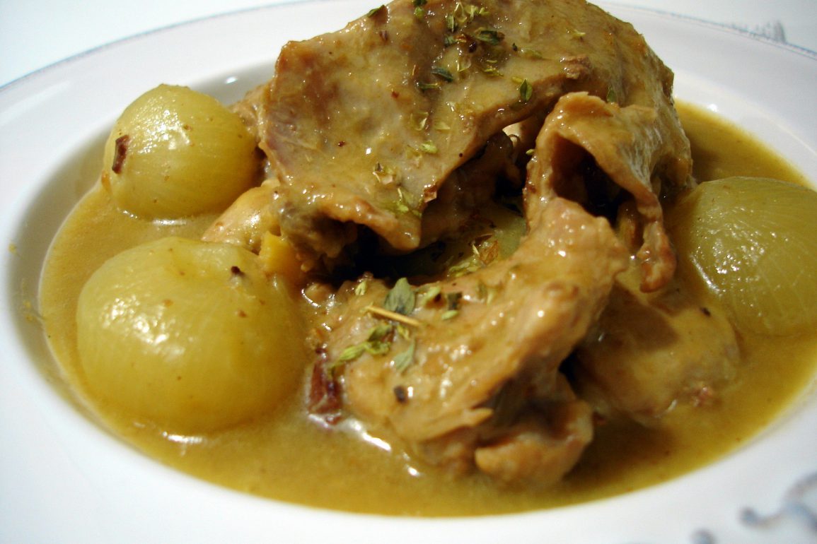 Receta de Conejo guisado con cebollitas francesas