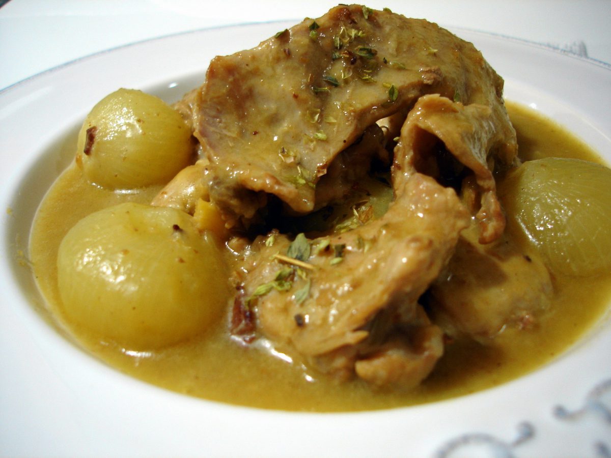 Receta de Conejo guisado con cebollitas francesas