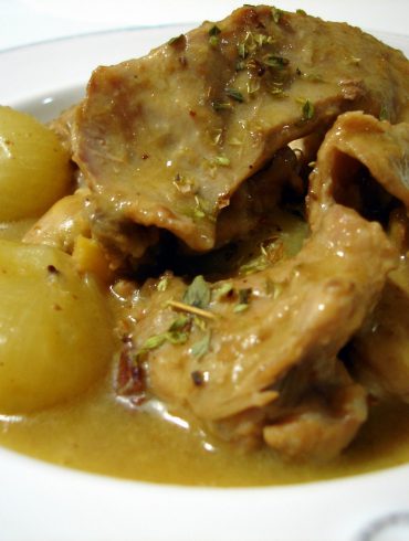 Receta de Conejo guisado con cebollitas francesas