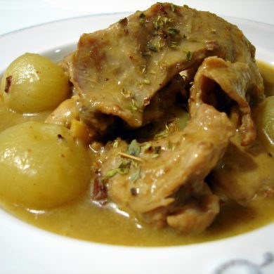 Receta de Conejo guisado con cebollitas francesas