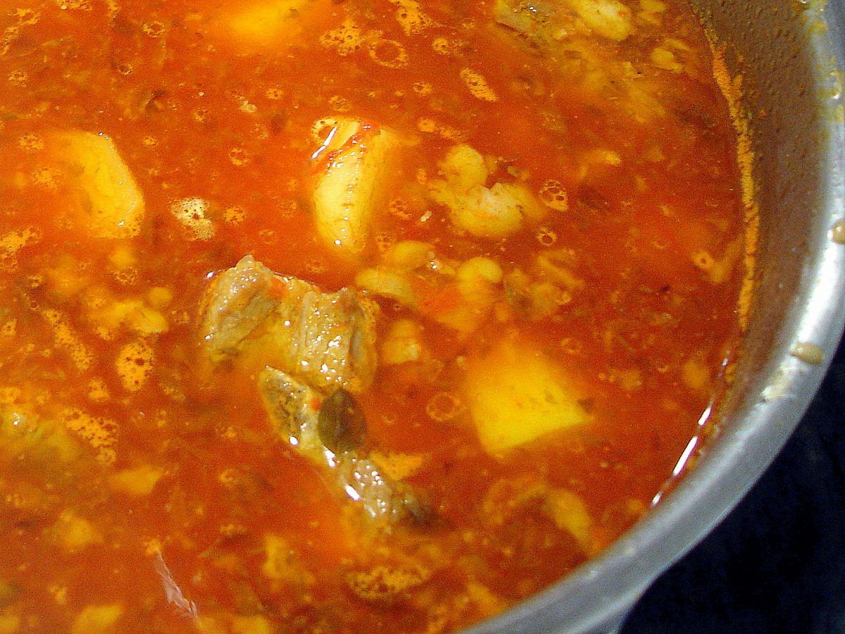 Patatas con costillas de cerdo en la cazuela