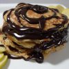 Tortitas con chocolate y fruta fresca