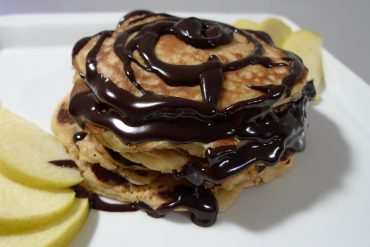 Tortitas con chocolate y fruta fresca