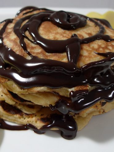 Tortitas con chocolate y fruta fresca