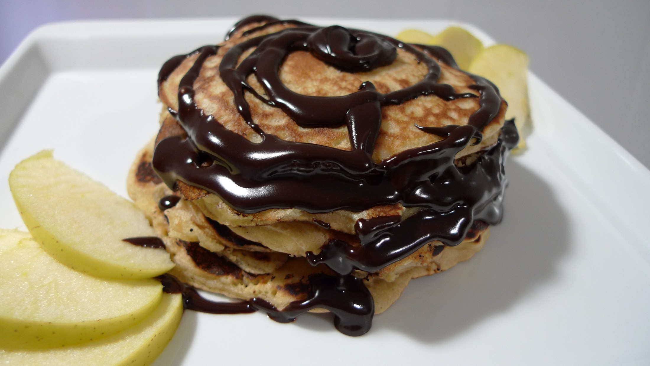 Tortitas con chocolate y fruta fresca