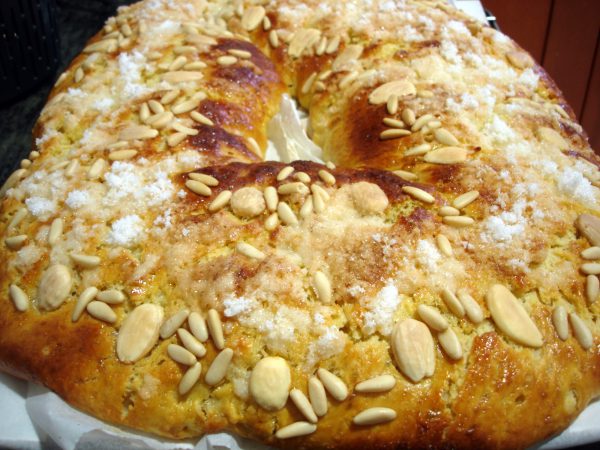 Receta de Roscón de Reyes casero con piñones y almendras