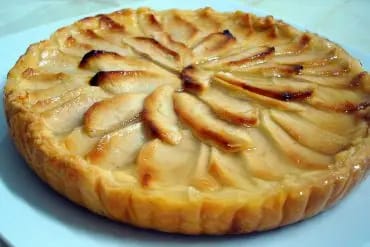 Tarta de manzana casera con base de hojaldre sobre la mesa