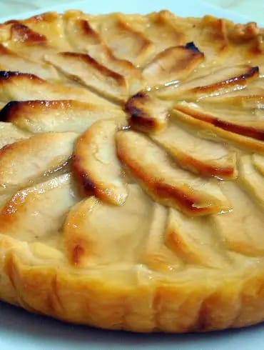 Tarta de manzana casera con base de hojaldre sobre la mesa
