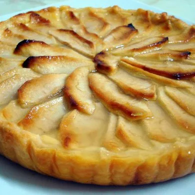 Tarta de manzana casera con base de hojaldre sobre la mesa