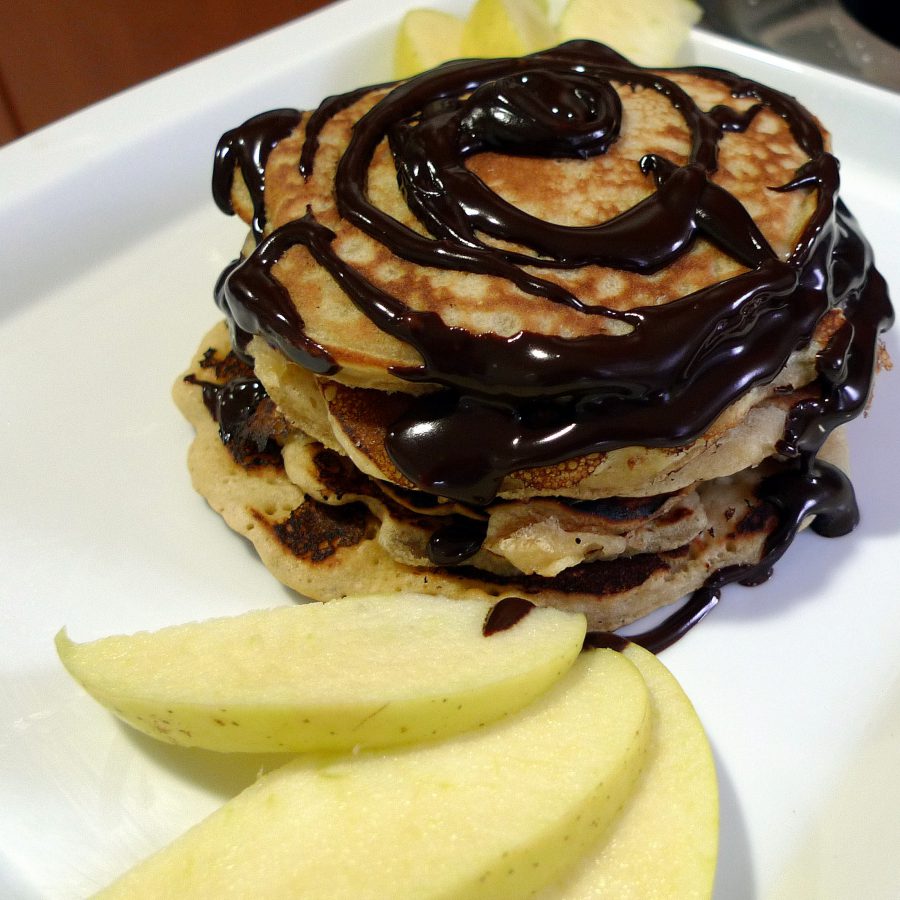 Tortitas con chocolate y fruta fresca