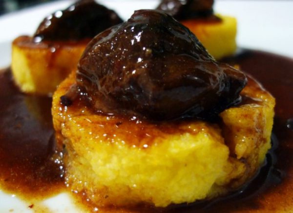 Caprichos de cerdo sobre polenta