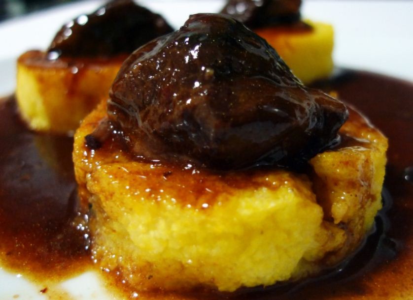 Caprichos de cerdo sobre polenta (2)