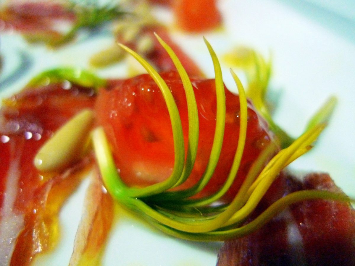 Ensalada de germinados de piñón y jamón ibérico