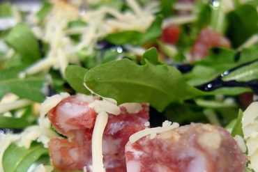 Ensalada de rúcula, nueces y queso parmesano