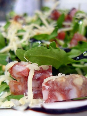 Ensalada de rúcula, nueces y queso parmesano