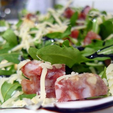 Ensalada de rúcula, nueces y queso parmesano